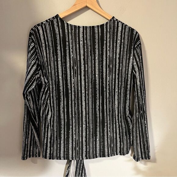 ASTR the Label Tie Front Blouse V-Neck Striped Black White - Picture 2 of 6